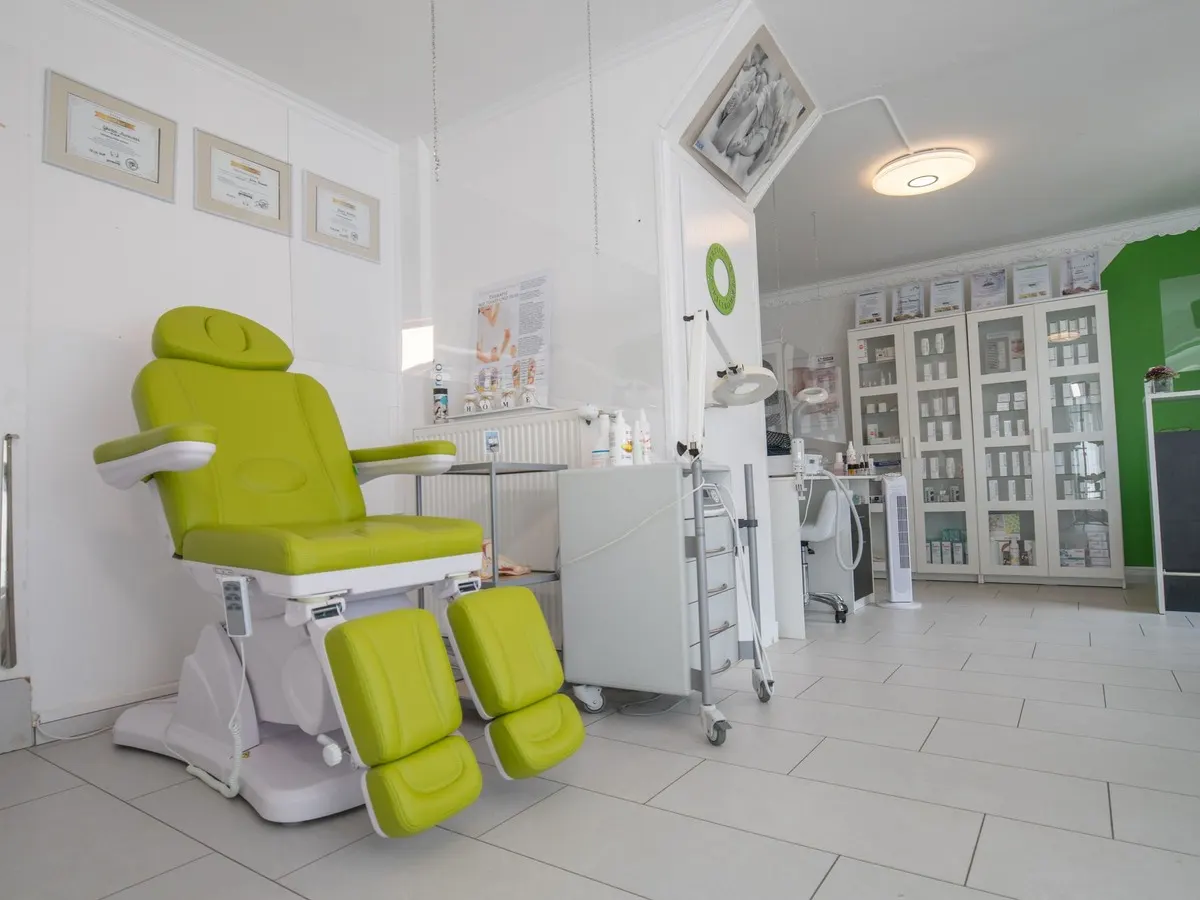 A treatment room at Harbor Oak Chiropractic